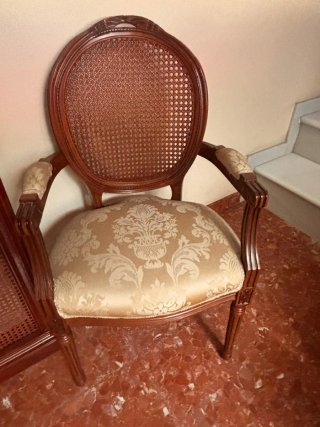 Sofá, mesa y sillones clásicos.