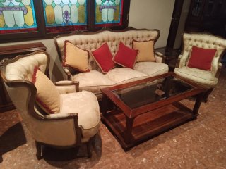 Sofá, mesa y sillones clásicos.