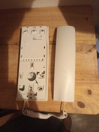 Teléfono para portero automático de la marca Tegui