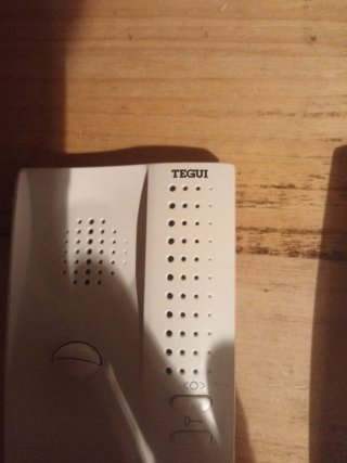 Teléfono para portero automático de la marca Tegui