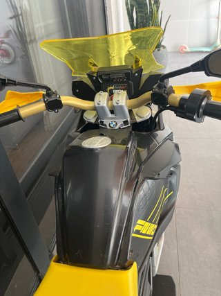 Moto Infantil Negra y Amarilla batería