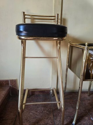 Banqueta Barra Dorada Asiento Negro
