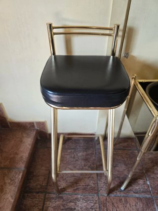 Banqueta Barra Dorada Asiento Negro