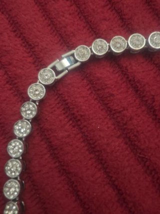 Collar plateado con cristales y cierre seguro
