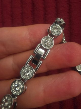 Collar plateado con cristales y cierre seguro