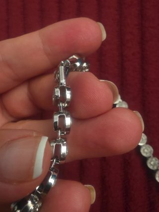 Collar plateado con cristales y cierre seguro