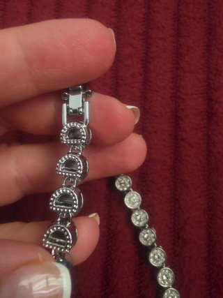 Collar plateado con cristales y cierre seguro