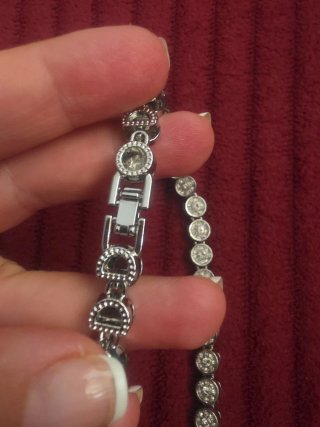 Collar plateado con cristales y cierre seguro