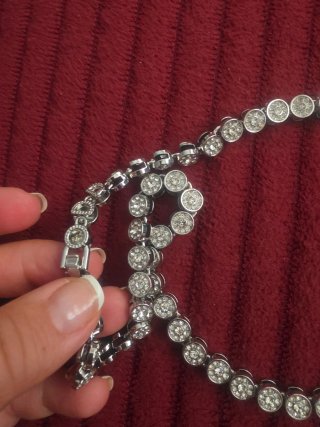 Collar plateado con cristales y cierre seguro