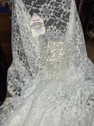 Mantilla  blanca con peineta y broche