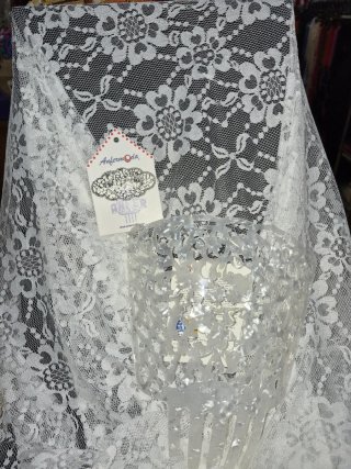 Mantilla  blanca con peineta y broche