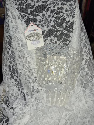 Mantilla  blanca con peineta y broche