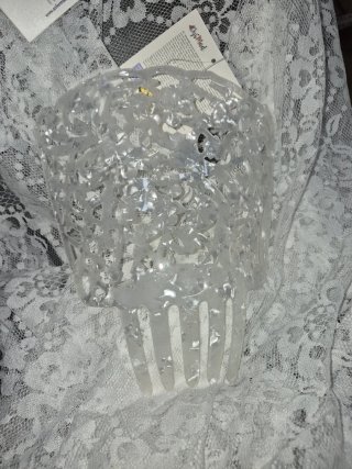 Mantilla  blanca con peineta y broche