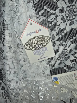 Mantilla  blanca con peineta y broche