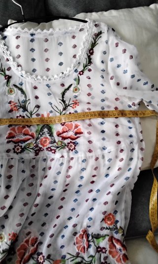 Blusa blanca bordada con flores