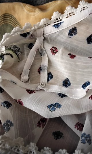 Blusa blanca bordada con flores