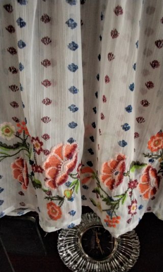 Blusa blanca bordada con flores