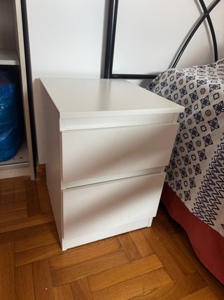 Mesita de noche blanca