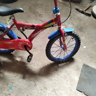 Bici infantil Spiderman roja y azul
