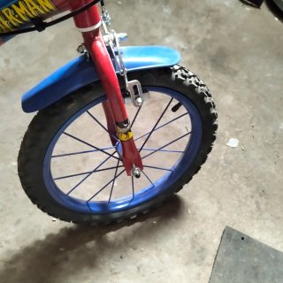 Bici infantil Spiderman roja y azul