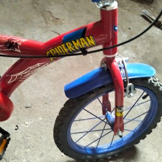 Bici infantil Spiderman roja y azul