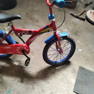 Bici infantil Spiderman roja y azul
