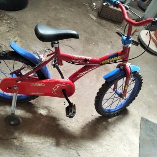 Bici infantil Spiderman roja y azul