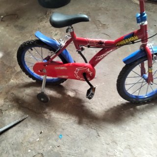 Bici infantil Spiderman roja y azul