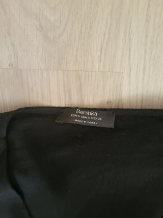 Top Bershka negro mangas abullonadas