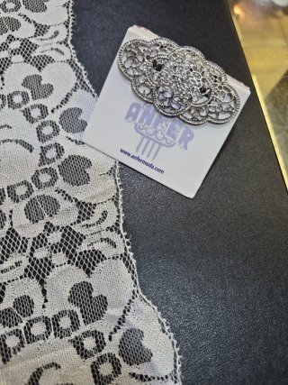 Mantilla blanca 100x220 con broche plateado