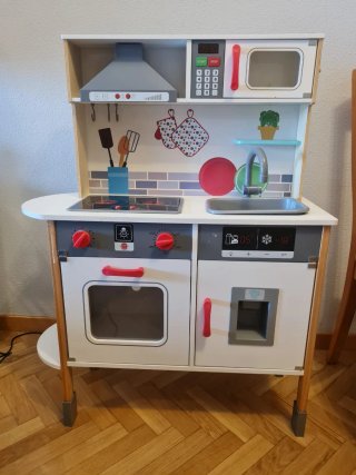 Cocinita de madera con accesorios