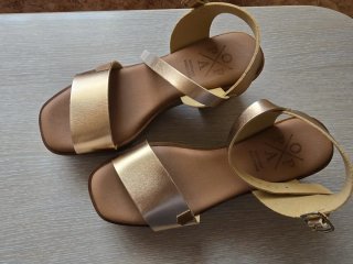Sandalias doradas sin estrenar