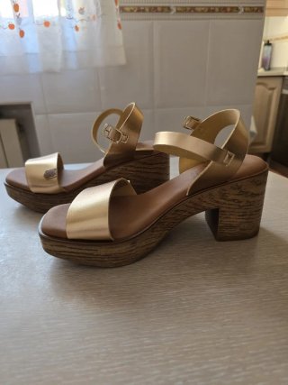 Sandalias doradas sin estrenar