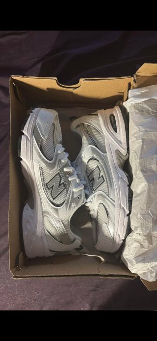 Zapatillas New Balance Plata y Blanco