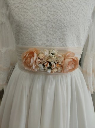 Vestido de Comunión Blanco con Flores Rosas