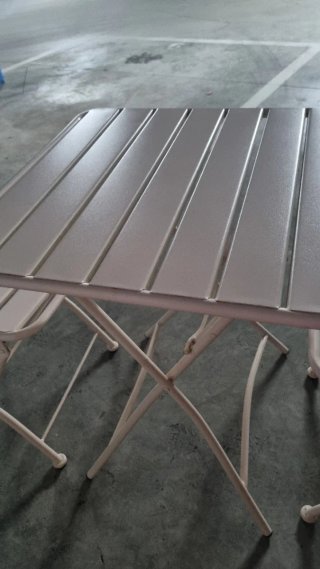 Conjunto mesa y 2 sillas metal beige