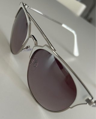 Gafas de sol plateadas y blancas estilo vintage