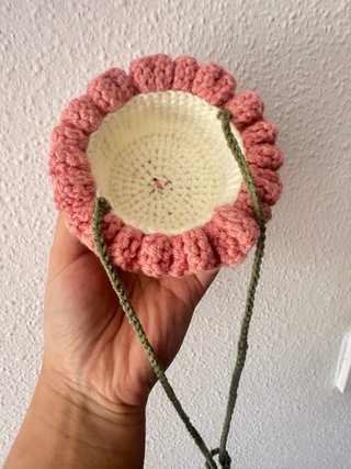 Mini sombrero de tarta de fresas a crochet