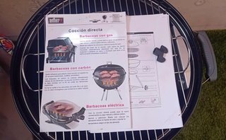 Barbacoa de carbón negra con ruedas