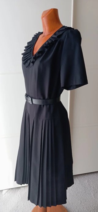 Vestido vintage negro. Talle bajo. Falda plisada.