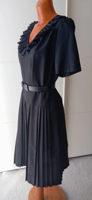 Vestido vintage negro. Talle bajo. Falda plisada.