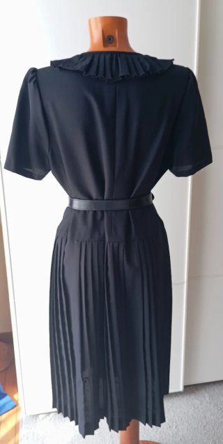 Vestido vintage negro. Talle bajo. Falda plisada.