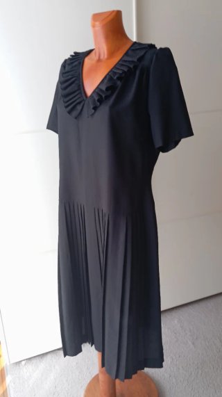 Vestido vintage negro. Talle bajo. Falda plisada.