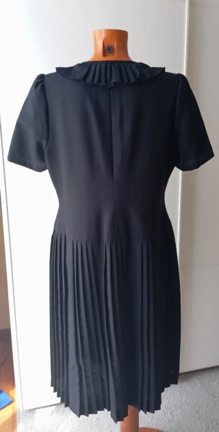 Vestido vintage negro. Talle bajo. Falda plisada.