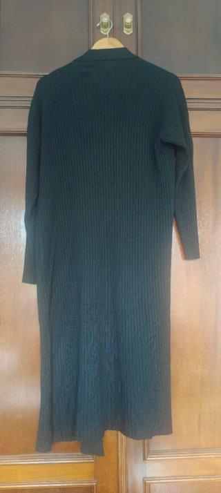 Chaqueta larga negra cuello plegado