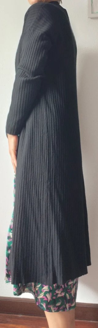 Chaqueta larga negra cuello plegado