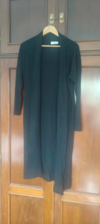 Chaqueta larga negra cuello plegado