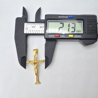 Cruz de oro de 18k. Peso: 4.46 gr.