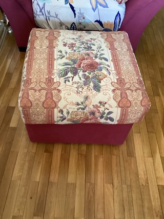Reposapiés o asiento bajo floral color vino
