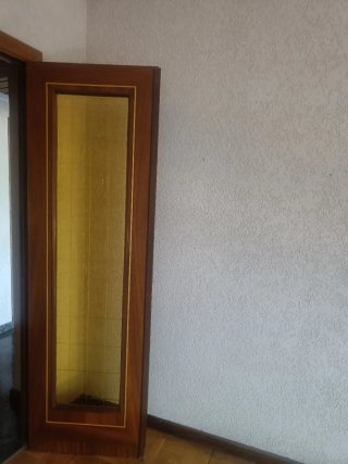Puerta doble de madera con cristalera
